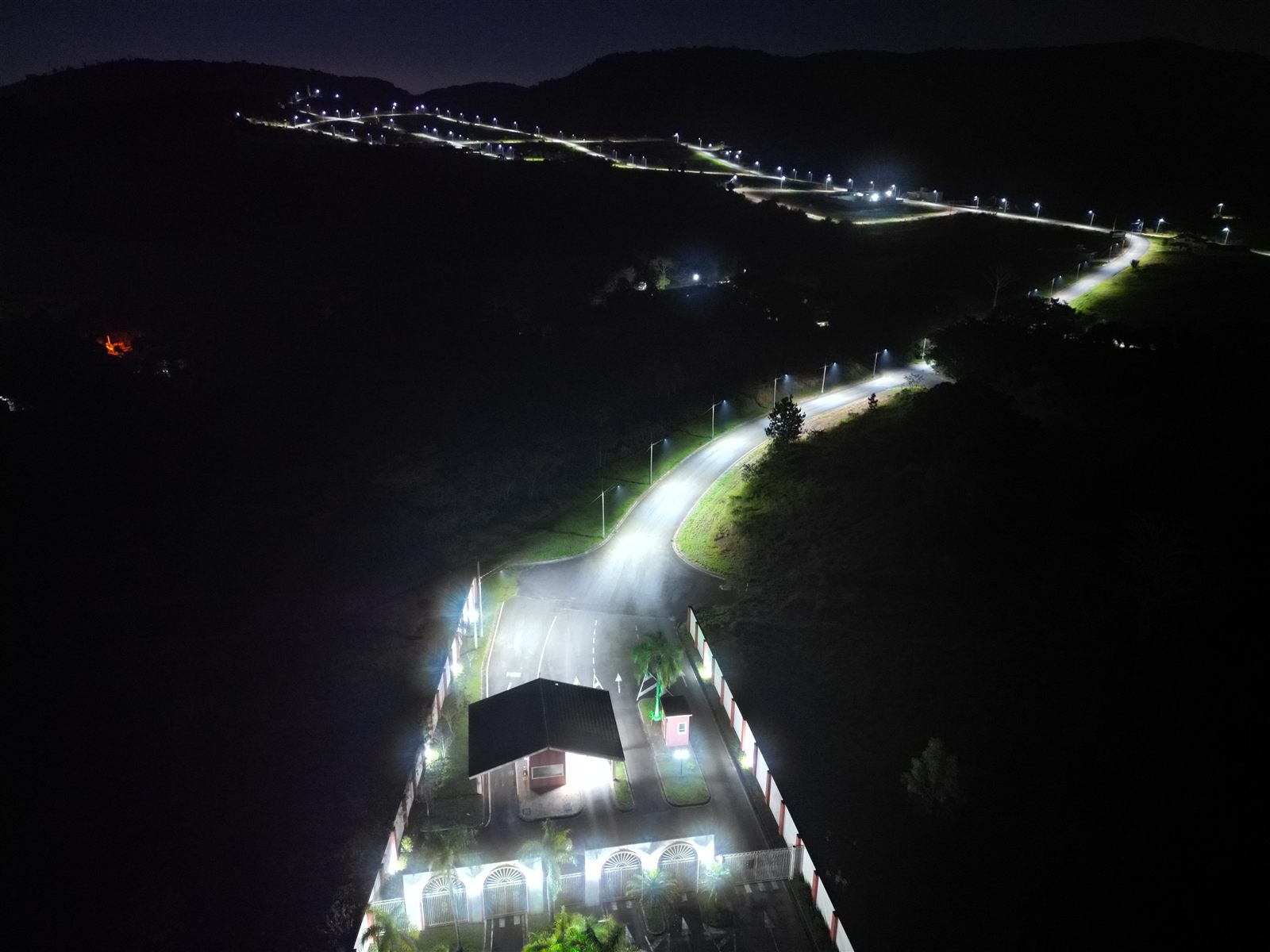 Vias internas iluminadas após a conclusão - vista aérea noturna 1