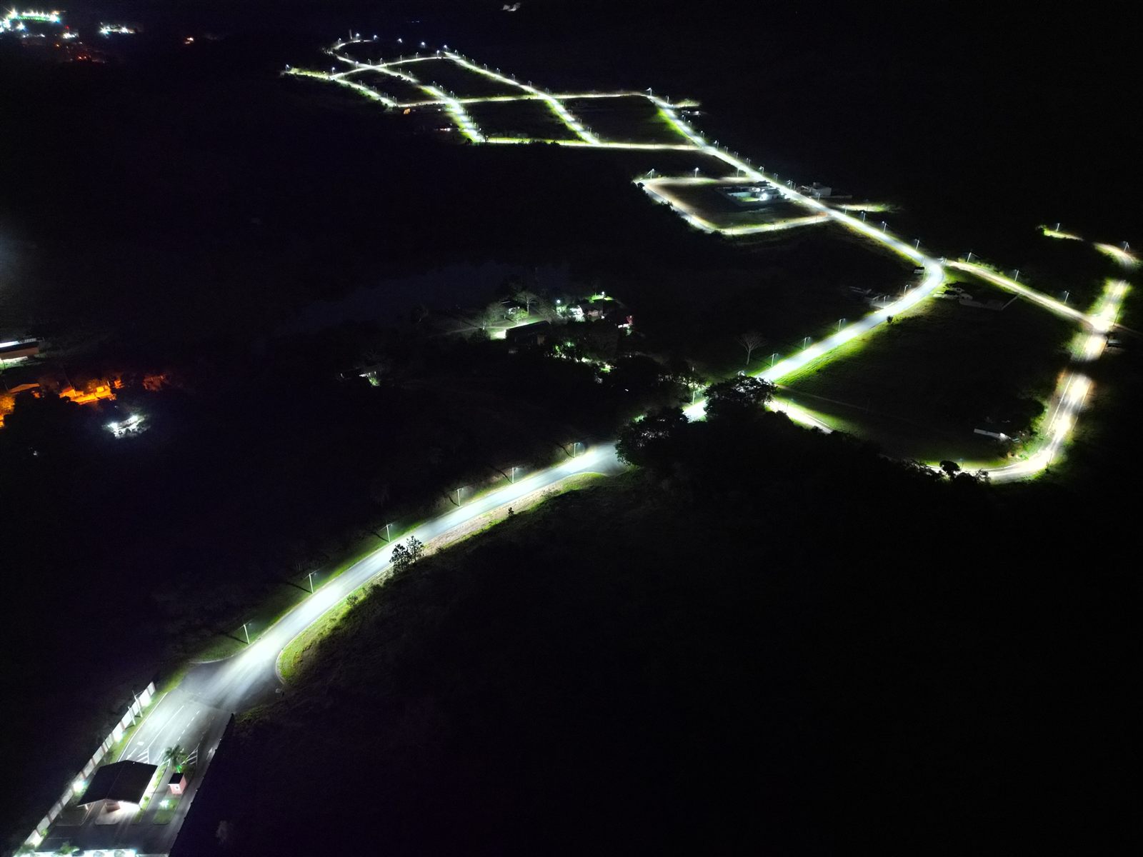 Vias internas iluminadas após a conclusão - vista aérea noturna 2