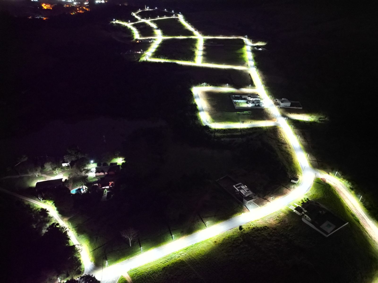 Vias internas iluminadas após a conclusão - vista aérea noturna 3