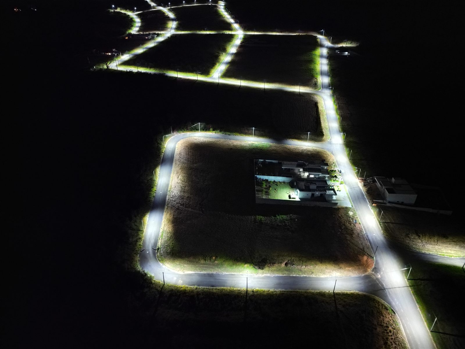 Vias internas iluminadas após a conclusão - vista aérea noturna 4