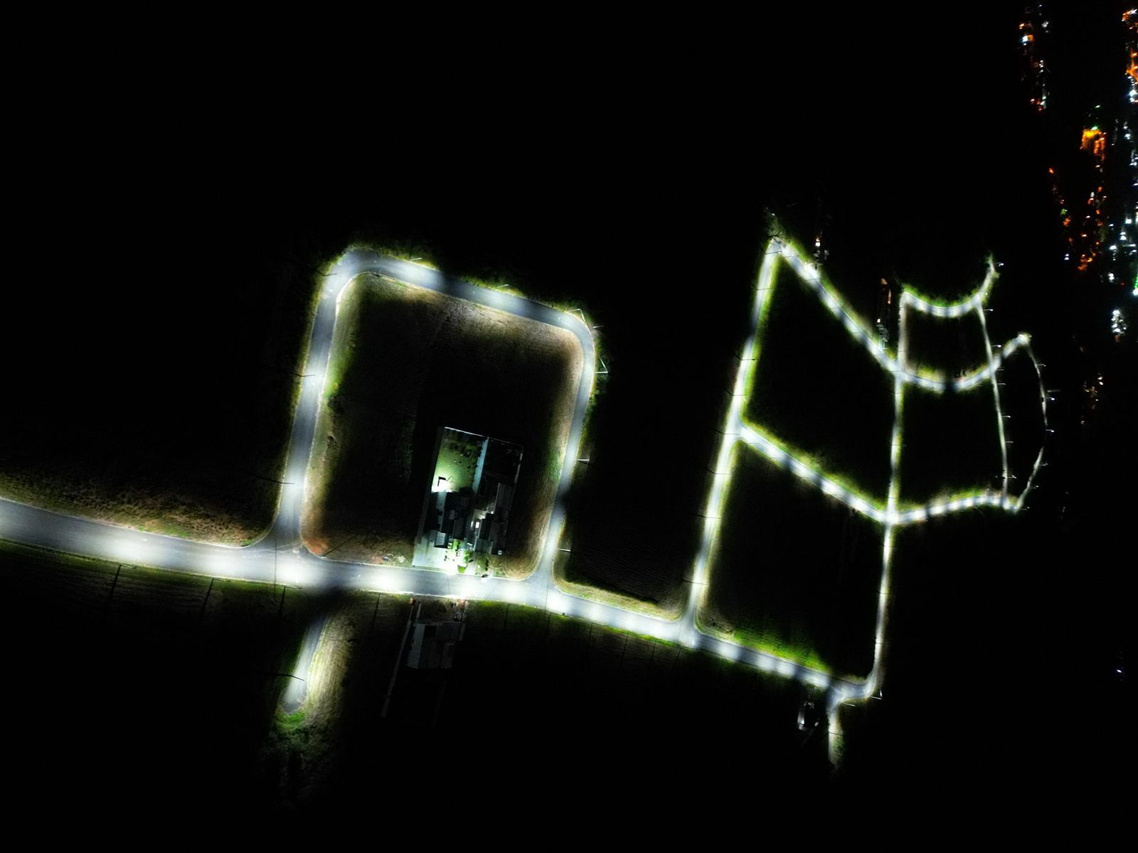 Vias internas iluminadas após a conclusão - vista aérea noturna 5