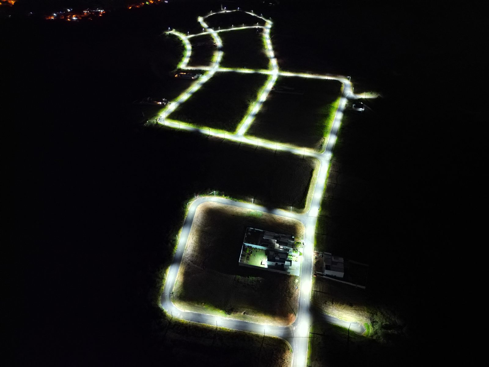 Vias internas iluminadas após a conclusão - vista aérea noturna 6