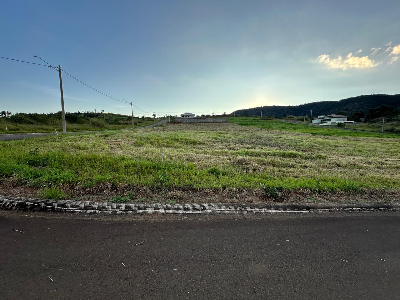 Lote roçado e limpo às margens da via interna do Condomínio Fazenda Arcadas, ao entardecer